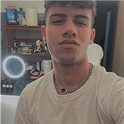 Sono uno studente del quarto anno di liceo di Economia Aziendale ed effettuo lezioni private di letteratura e/o storia